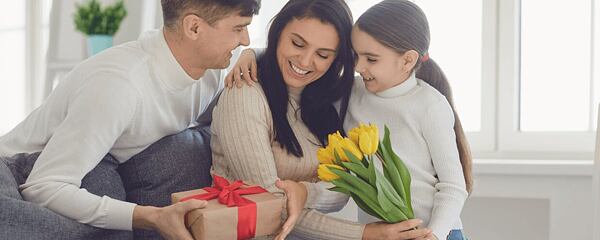 Die schönsten Geschenke zum Muttertag 2025: Mama mit Parfüm oder Kosmetik erfreuen
