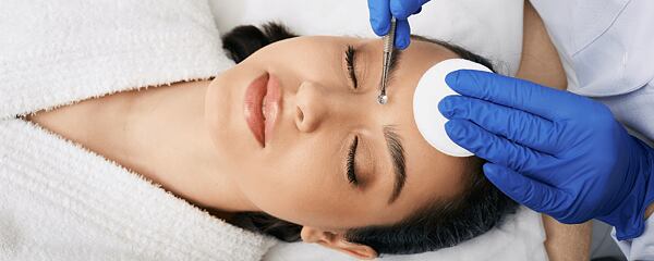 Wie man Mitesser und vergrößerte Poren behandelt: der komplette Leitfaden für klare Haut!