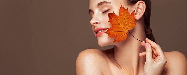 Wie Sie Ihre Haut in der Übergangszeit vom Sommer zum Herbst pflegen können