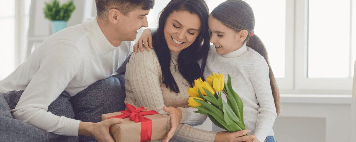 Die schönsten Geschenke zum Muttertag 2025: Mama mit Parfüm oder Kosmetik erfreuen